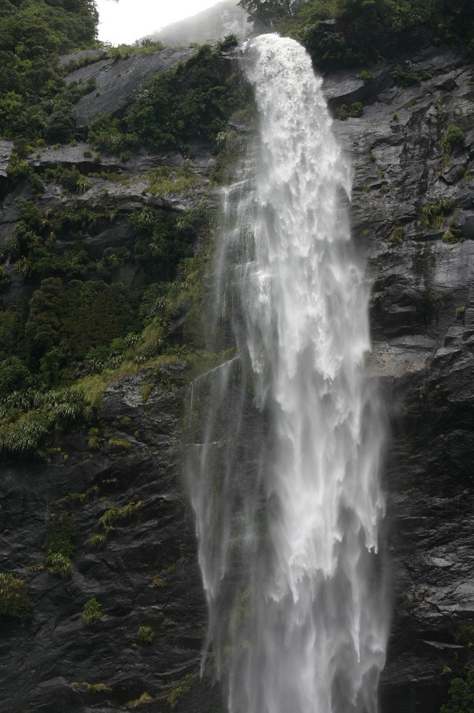 Wasserfall im Milford Sound, Neuseeland