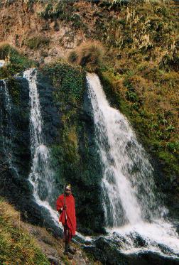 wasserfall im olmoti-krater in tanzania