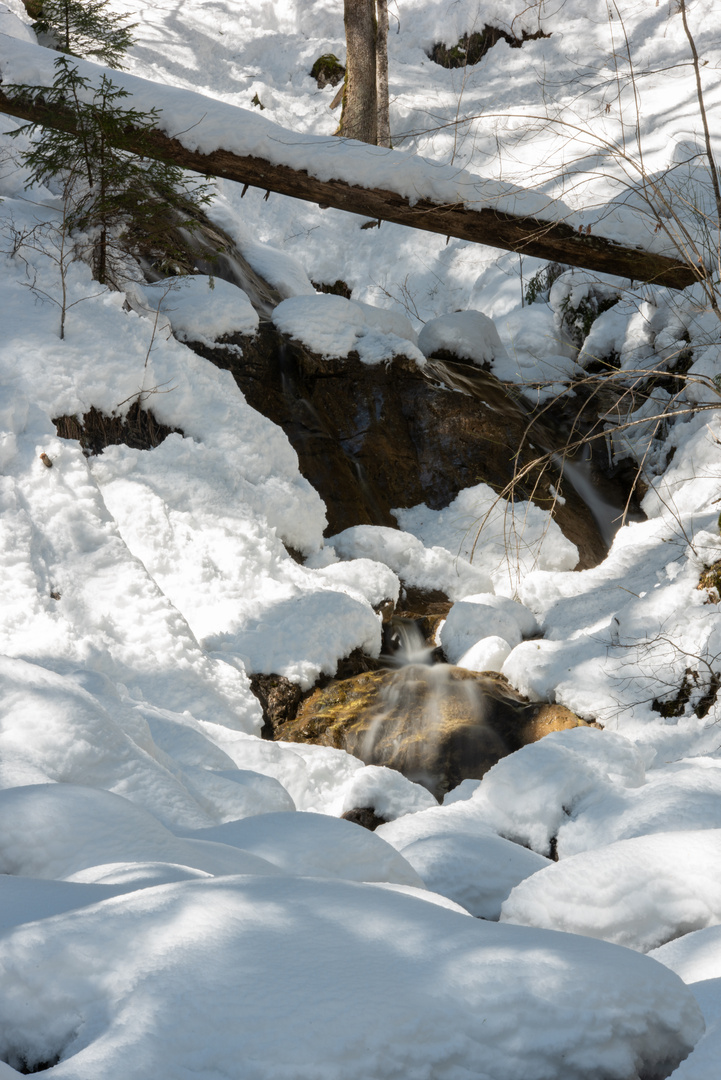 Wasserfall im Schnee