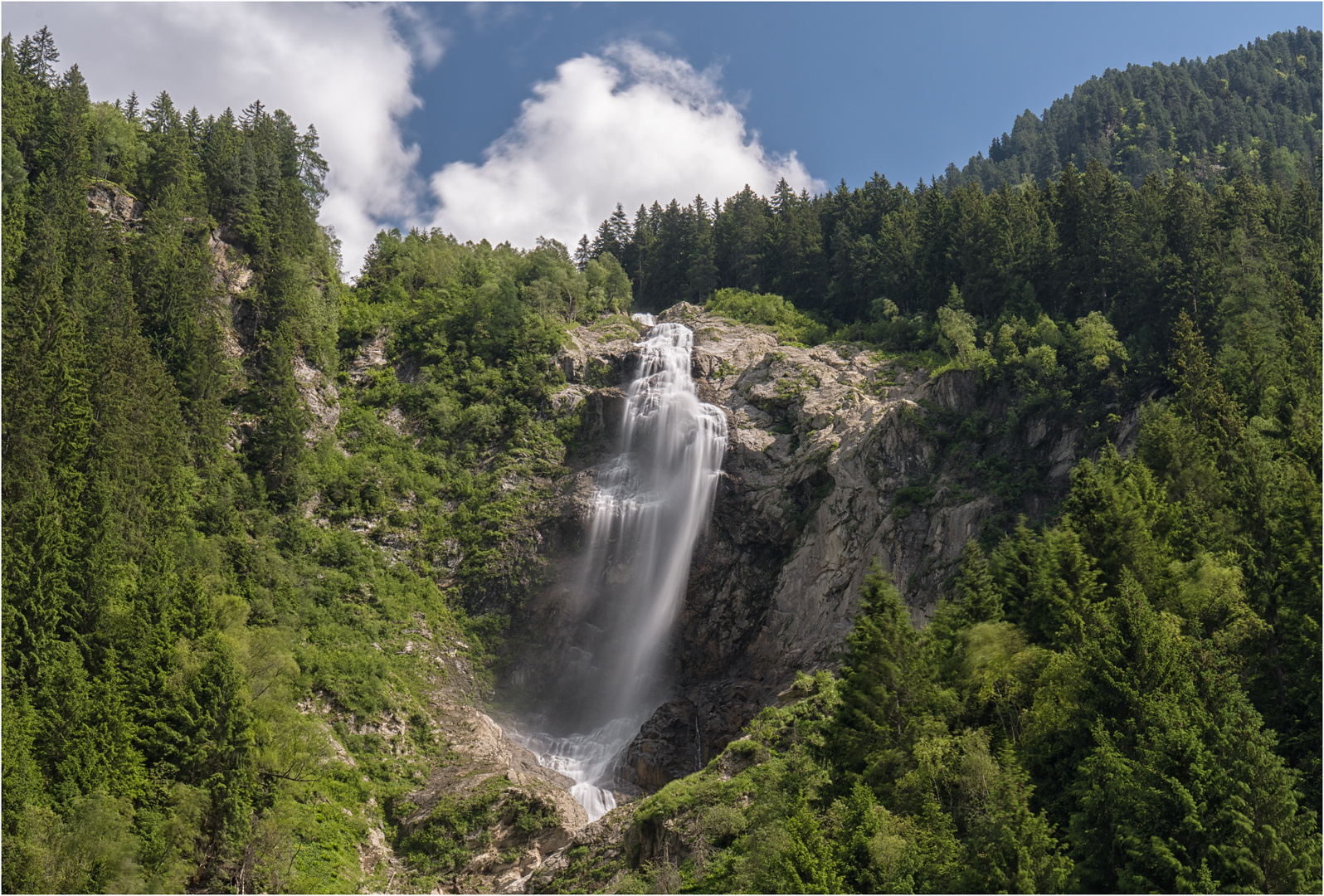 Wasserfall im Seitenwind
