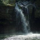 Wasserfall im Sonnenlicht