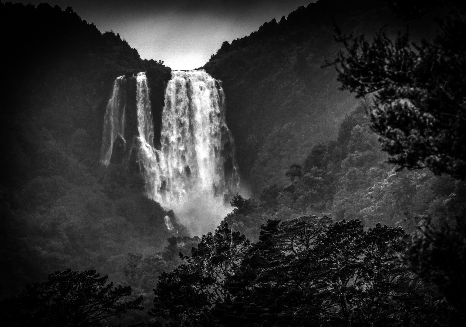 Wasserfall im strömenden Regen