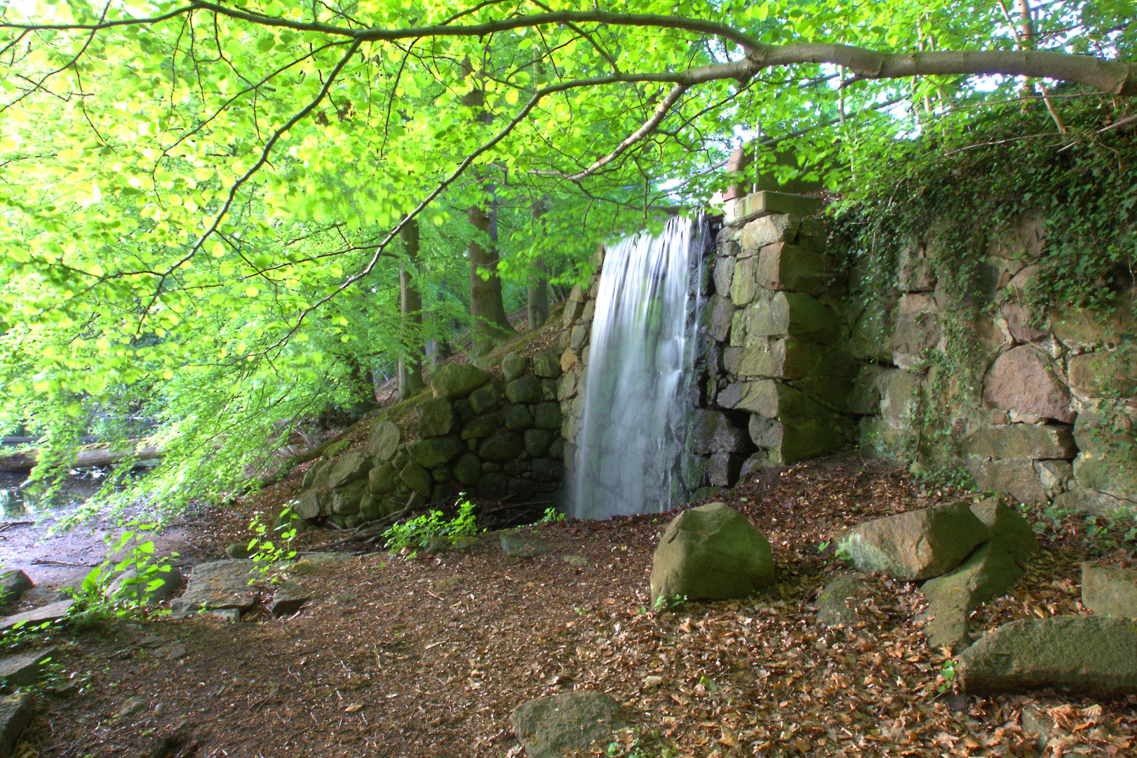 Wasserfall im Wald 2