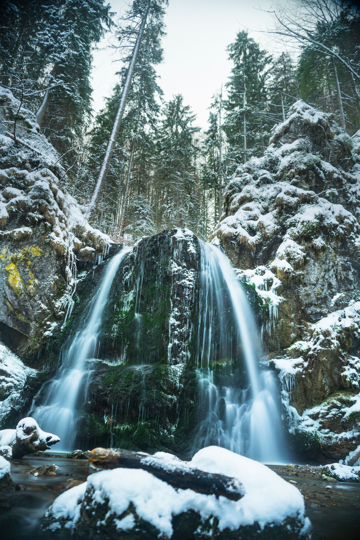 Wasserfall im Winter