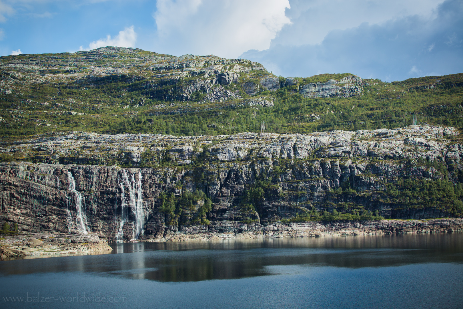 Wasserfall in Berglandschaft