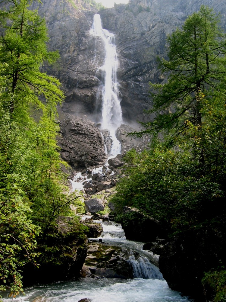 Wasserfall in den Bergen