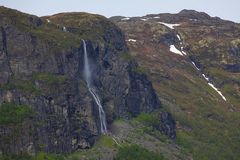 Wasserfall in der Nähe des Naeroyfjords