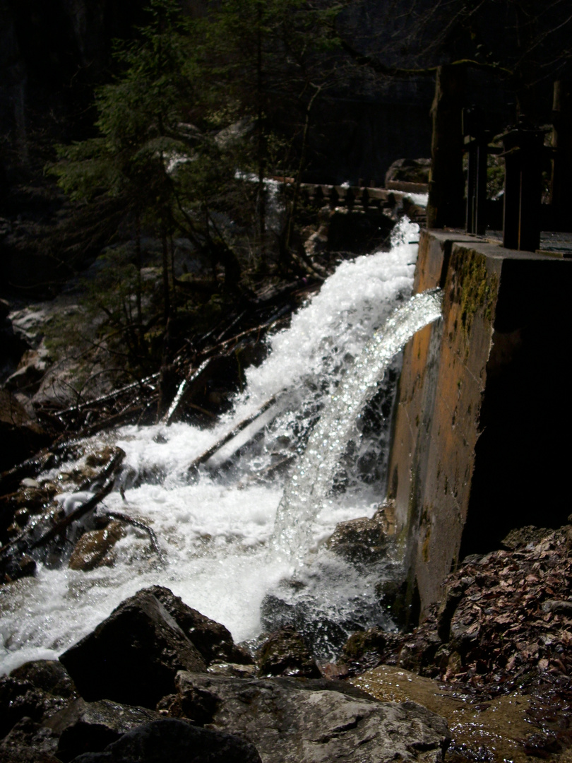 wasserfall in der pöllatschlucht