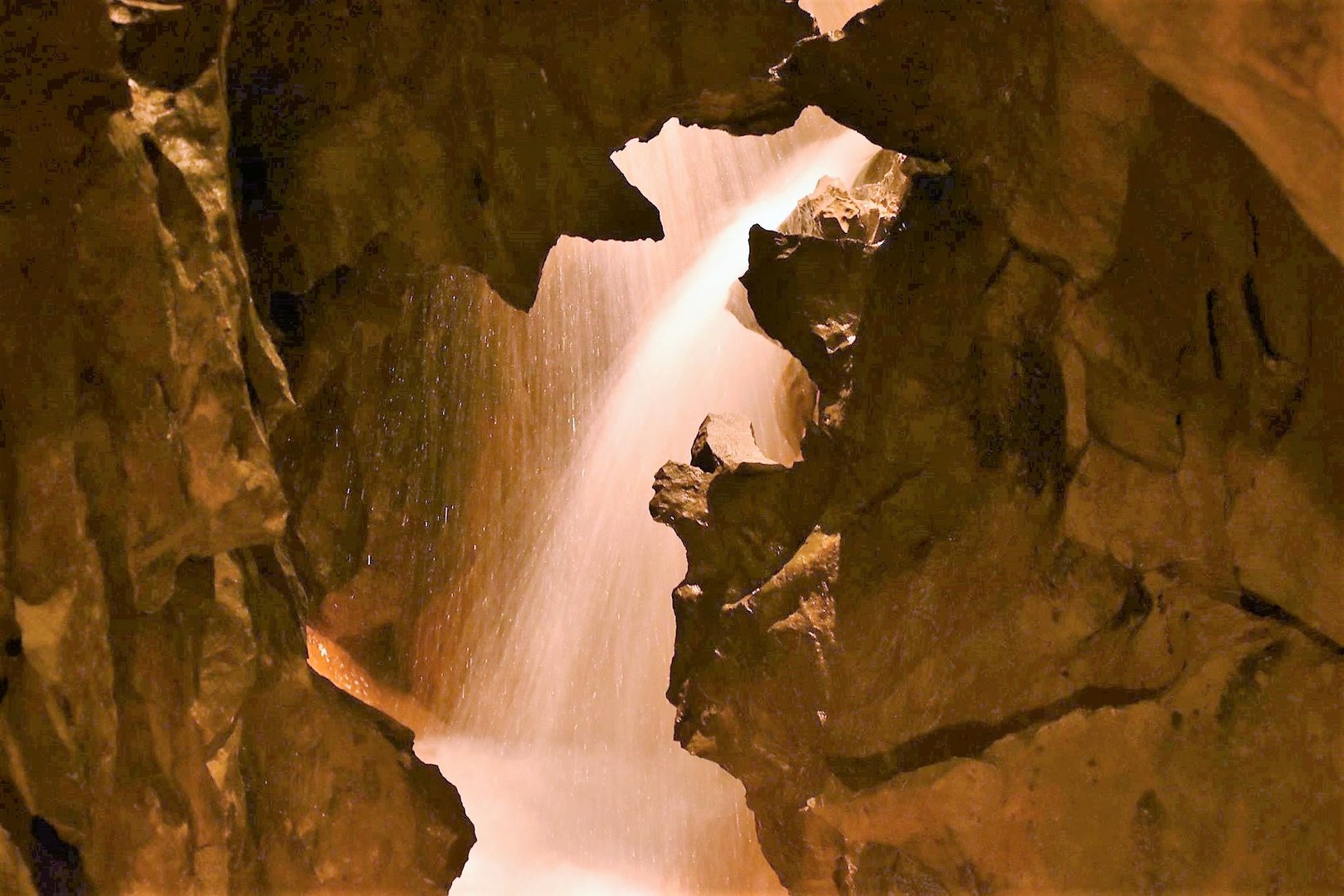 Wasserfall in der St. Beatus - Höhle