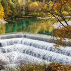 Wasserfall in einem bunten Herbstwald