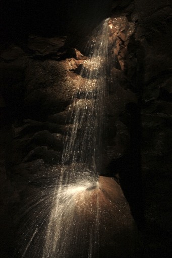 Wasserfall in einer Höhle