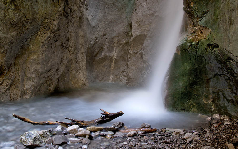 Wasserfall in einer versteckten Höhle im Karwendel