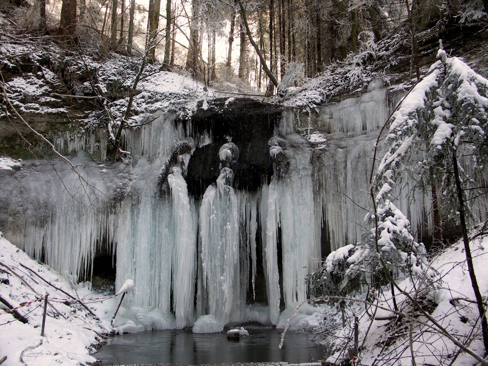 Wasserfall in Eis verhüllt.