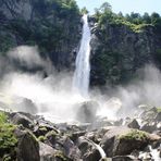 Wasserfall in Foroglio (Maggiatal)