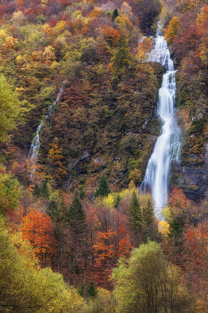 Wasserfall in Herbstlandschaft