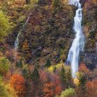 Wasserfall in Herbstlandschaft