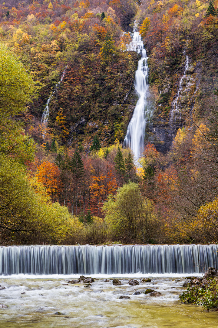 Wasserfall in Herbstlandschaft