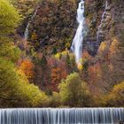 Wasserfall in Herbstlandschaft