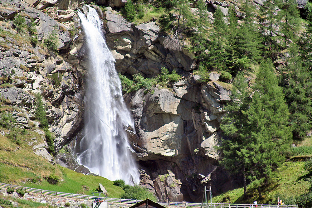 Wasserfall in Saas Balen dem wir auf der Heimfahrt von Täsch noch einen ...