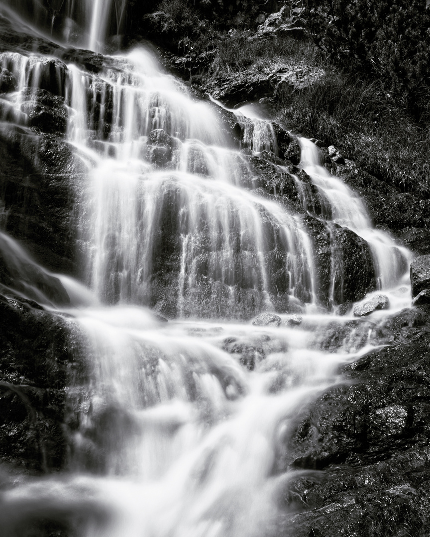 Wasserfall in Schwarz und Weiß