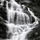 Wasserfall in Schwarz und Weiß