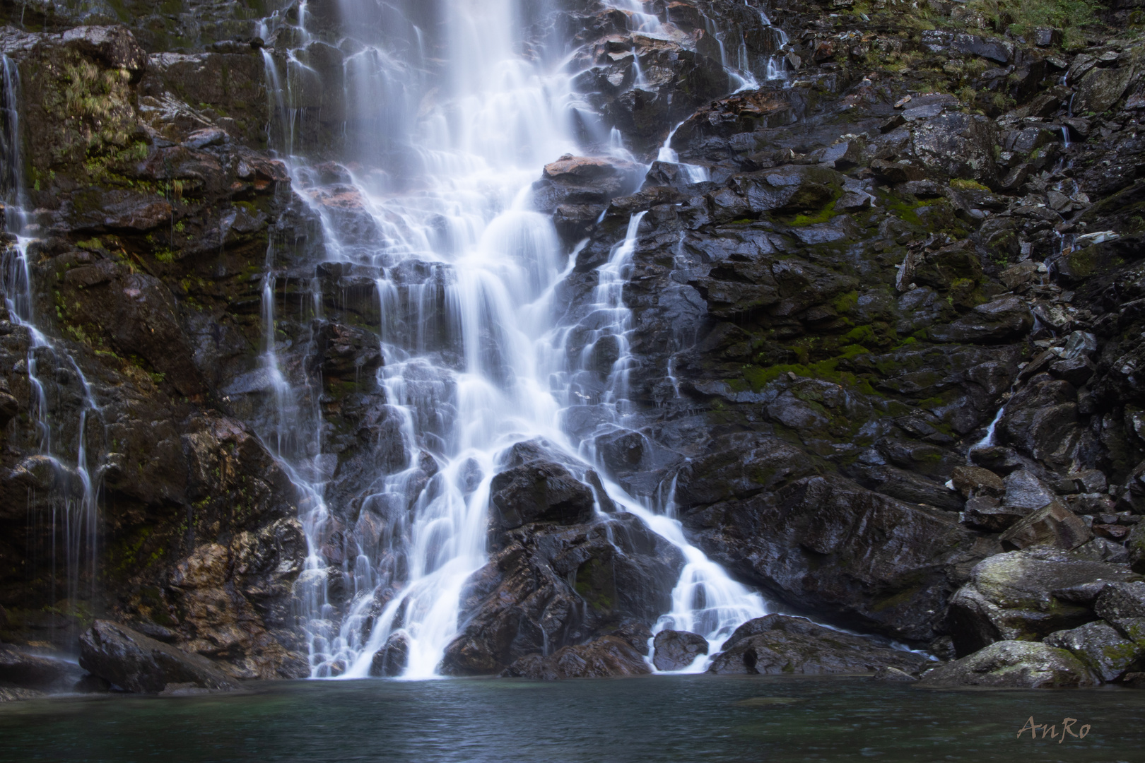 Wasserfall in Sonogno (Tessin)