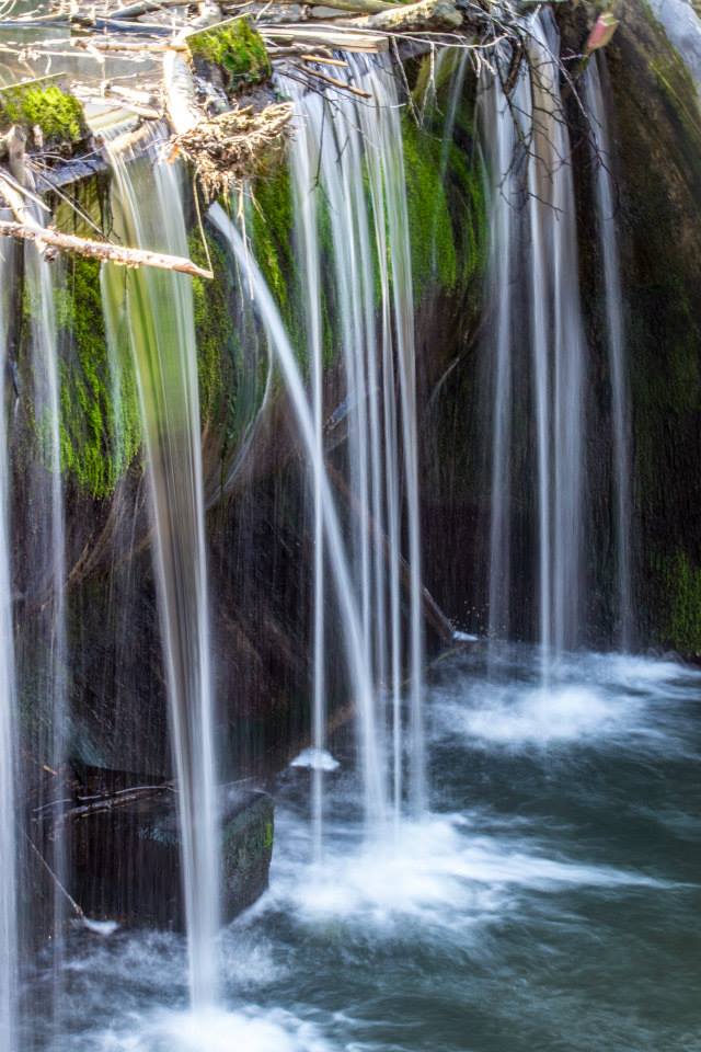 Wasserfall in Szene gesetzt