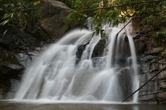 Wasserfall in Thailands Dschungel