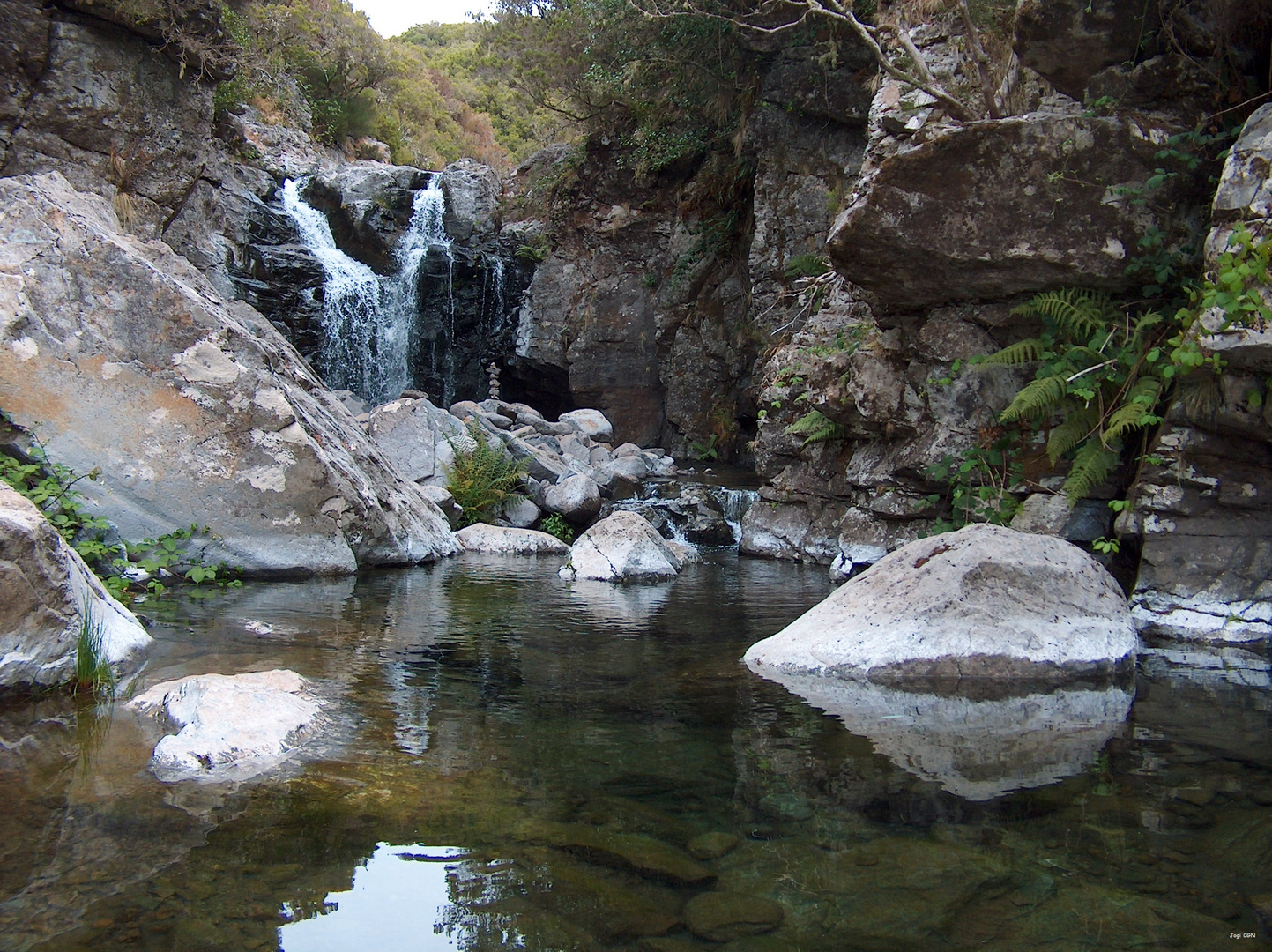 Wasserfall mit Balancekunst