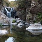 Wasserfall mit Balancekunst