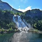 Wasserfall mit blauen Himmel