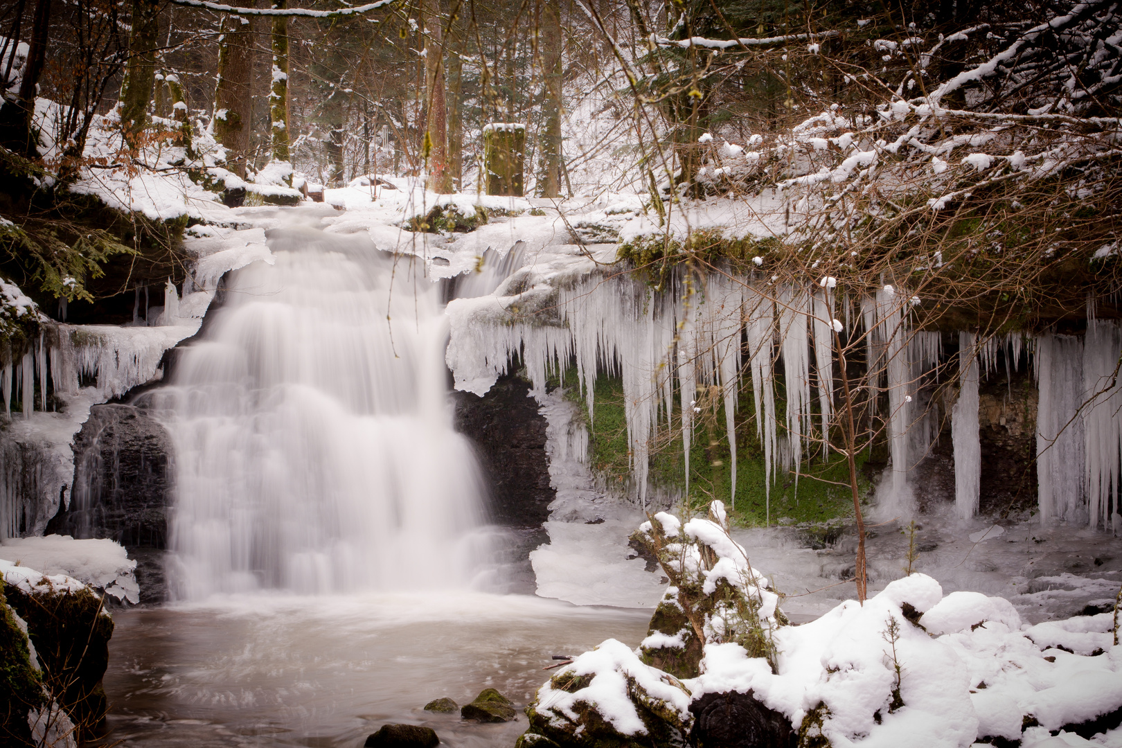 Wasserfall mit Eiszapfen