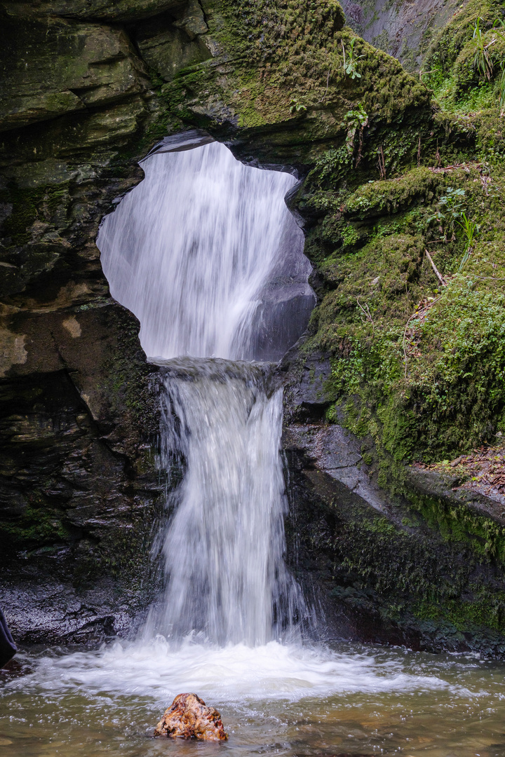 Wasserfall mit Felsloch