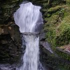 Wasserfall mit Felsloch