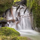 Wasserfall mit Holzlager