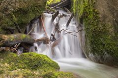 Wasserfall mit Holzlager