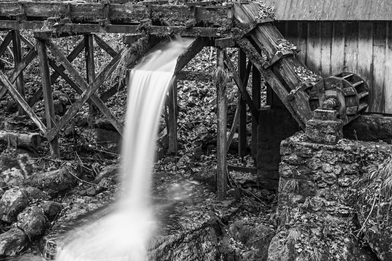 Wasserfall mit Hütte