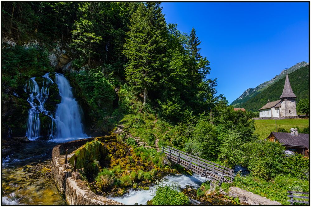  Wasserfall mit Kirche