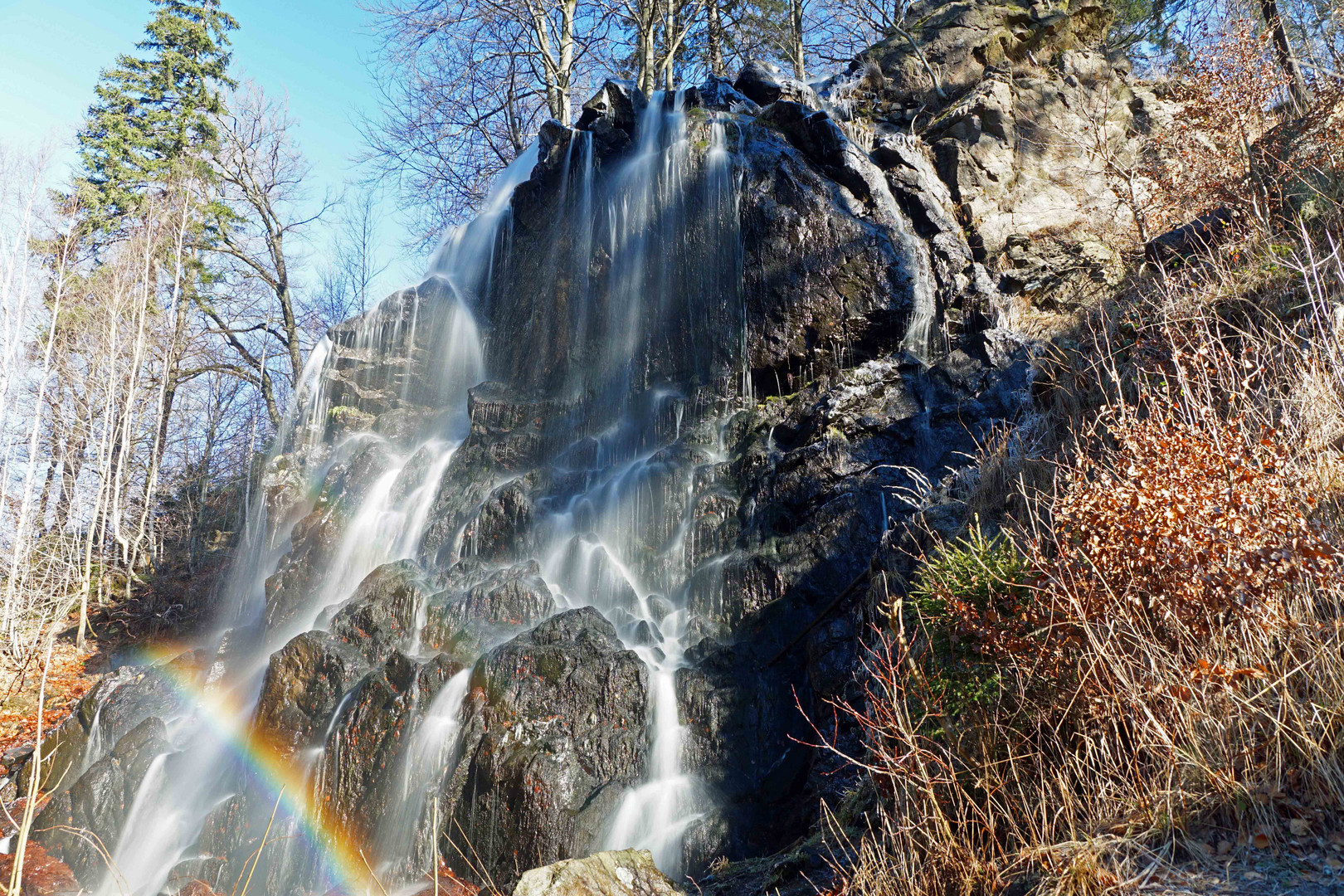 Wasserfall mit Regenbogen