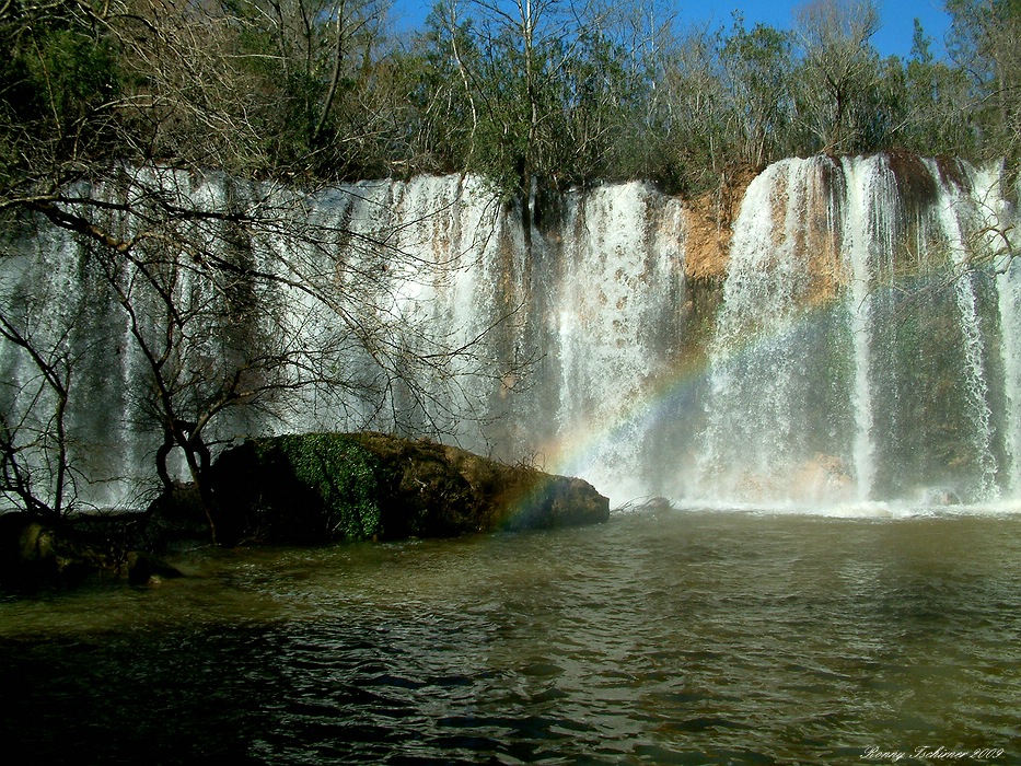 Wasserfall mit Regenbogen