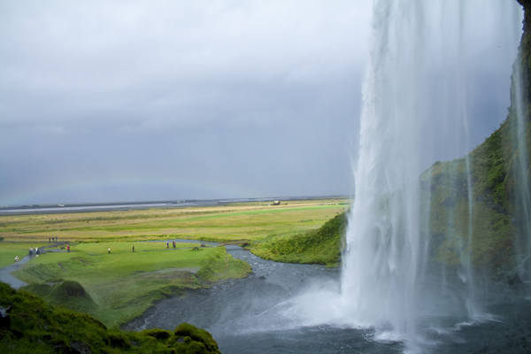 Wasserfall mit Regenbogen auf Island