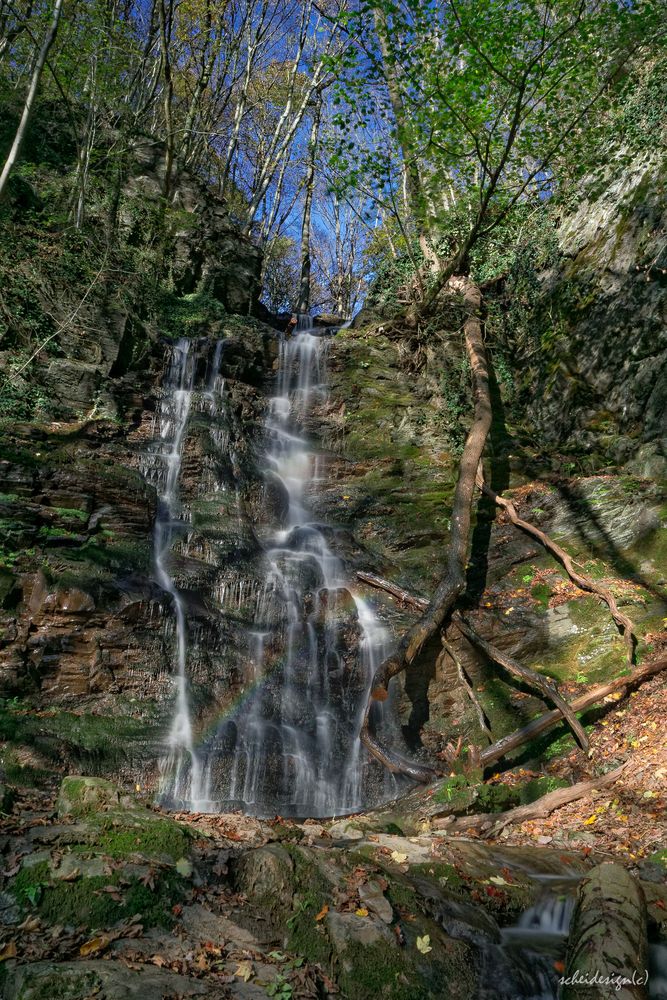 Wasserfall mit Regenbogen