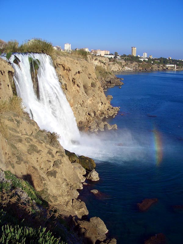 Wasserfall mit Regenbogen
