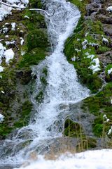 Wasserfall mit Schnee.