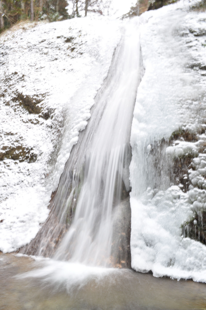 Wasserfall mit Schneekleid