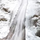 Wasserfall mit Schneekleid