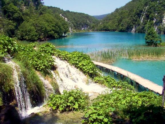 Wasserfall mit See