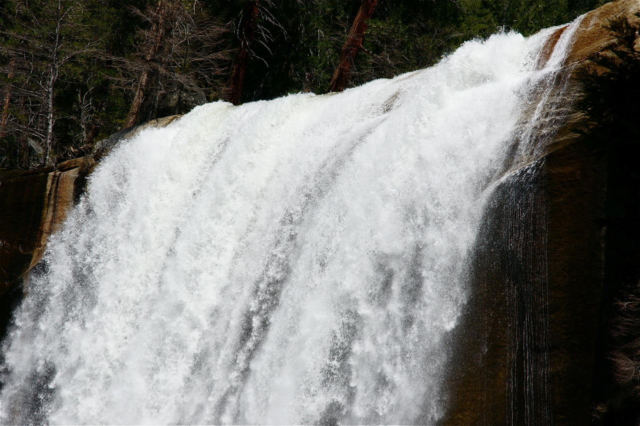 Wasserfall mit Silberfäden rechts.