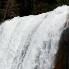 Wasserfall mit Silberfäden rechts.