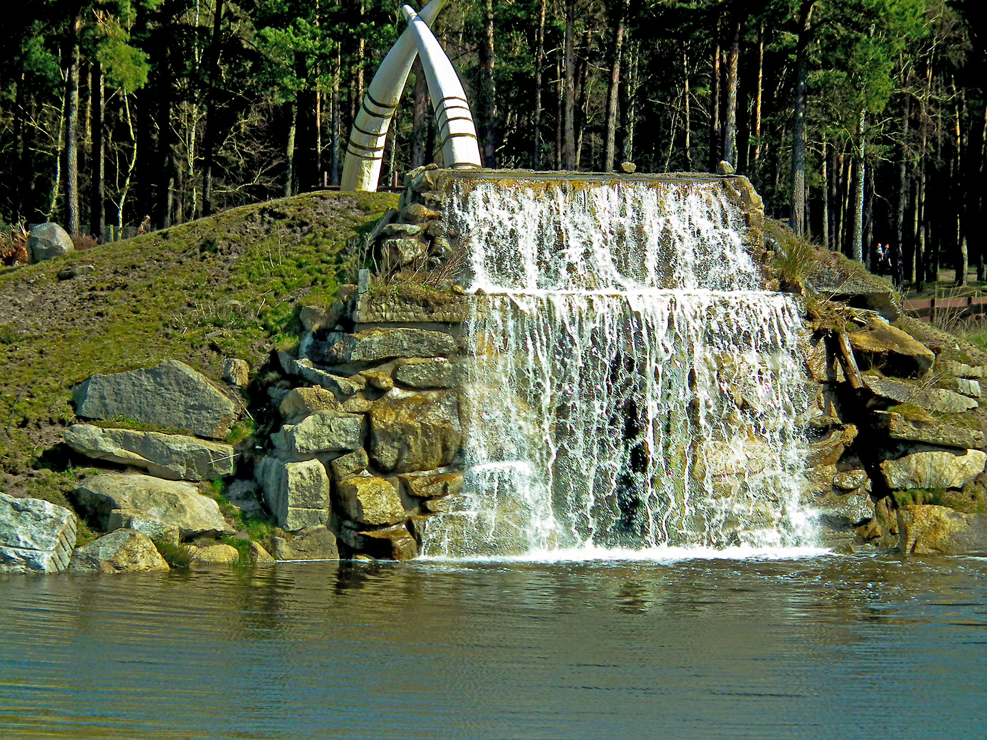 Wasserfall mit Stosszähne